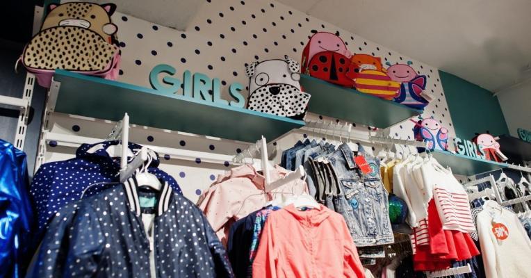 אימהות שימו לב: 8 חנויות בגדים לילדות מומלצות אונליין